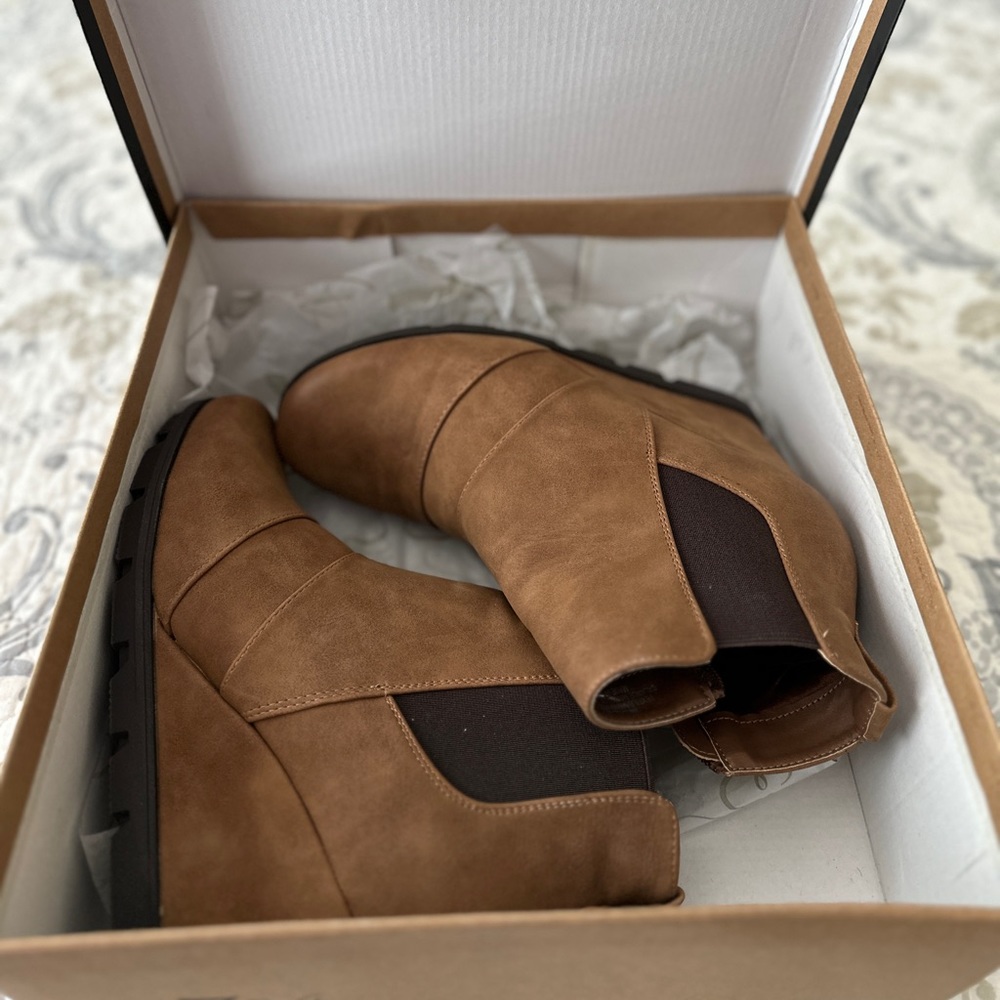 NWOT Vintage 7 eight boots/wedge
